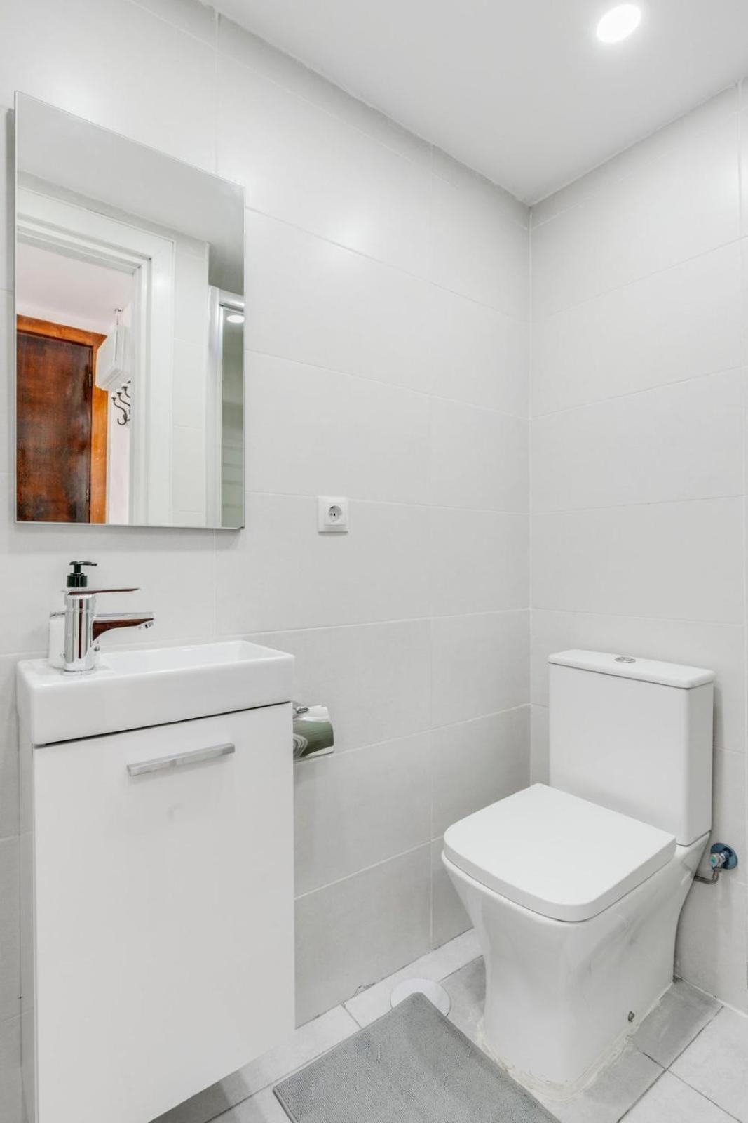 Nogalera Rainbow 2-Bedroom Apartment, Pool And Parking By Namaste Elite トレモリノス エクステリア 写真